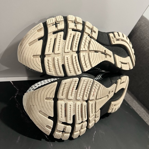 Brooks Adrenaline GTS Black White Women’s Running Shoes Size 7.5 - Picture 9 of 17